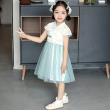 Muatkan imej ke dalam penonton Galeri, Floral Cheongsam Top Chiffon Skirt Traditional Girl&#39;s Chinese Dress
