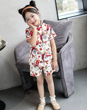 Muatkan imej ke dalam penonton Galeri, Cheongsam Top &amp; Short Pants Traditional Girl&#39;s Chinese Suit
