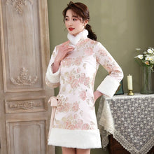 Muatkan imej ke dalam penonton Galeri, Floral Brocade Fur Edge Women&#39;s Chinese Style Wadded Coat with Bowknot Belt
