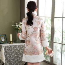 Muatkan imej ke dalam penonton Galeri, Floral Brocade Fur Edge Women&#39;s Chinese Style Wadded Coat with Bowknot Belt
