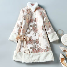 Muatkan imej ke dalam penonton Galeri, Floral Brocade Fur Edge Women&#39;s Chinese Style Wadded Coat with Bowknot Belt
