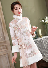 Muatkan imej ke dalam penonton Galeri, Floral Brocade Fur Edge Women&#39;s Chinese Style Wadded Coat with Bowknot Belt
