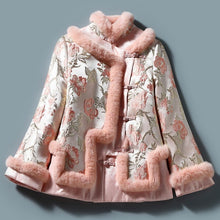 Muatkan imej ke dalam penonton Galeri, Floral Brocade Fur Edge Women&#39;s Chinese Style Wadded Coat with Strap Buttons
