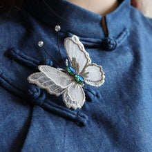 Muatkan imej ke dalam penonton Galeri, Butterfly Shape Embroidery with Tassel Gilding Brooch
