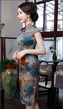 Muatkan imej ke dalam penonton Galeri, Cap Sleeve Knee Length Floral Silk Cheongsam Chinese Dress
