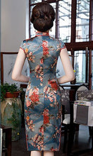 Muatkan imej ke dalam penonton Galeri, Cap Sleeve Knee Length Floral Silk Cheongsam Chinese Dress
