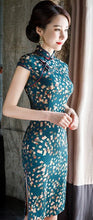 Muatkan imej ke dalam penonton Galeri, Cap Sleeve Knee Length Floral Silk Cheongsam Chinese Dress
