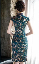 Muatkan imej ke dalam penonton Galeri, Cap Sleeve Knee Length Floral Silk Cheongsam Chinese Dress
