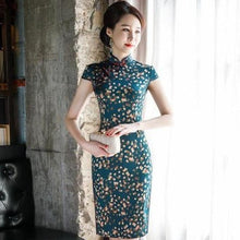 Muatkan imej ke dalam penonton Galeri, Cap Sleeve Knee Length Floral Silk Cheongsam Chinese Dress
