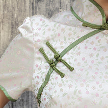 Load image into Gallery viewer, Short Sleeve Mandarin Collar Floral Brocade Retro Cheongsam
