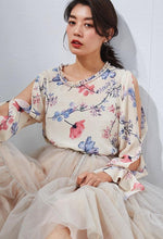 Muatkan imej ke dalam penonton Galeri, Alicia  Floral Silk Blouse
