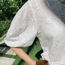 Muatkan imej ke dalam penonton Galeri, Cherlyn Eyelet Top
